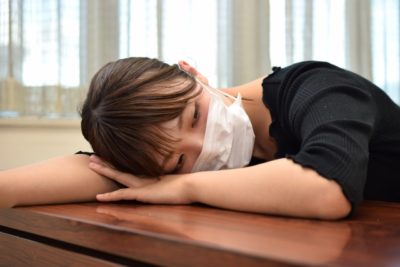 マスクをする体調不良の女性